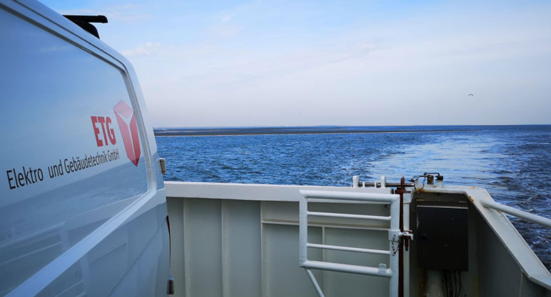 Ein Transporter von ETG auf dem Weg zu einem Kundendiensteinsatz auf einer Insel in der Nordsee.