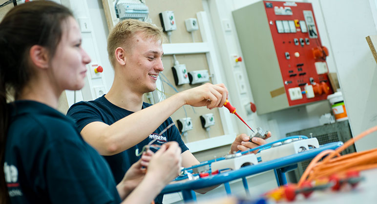Junge Auszubildende in Norderstedt absolvieren eine Handwerksausbildung und üben gerade in der Azubiwerkstatt von Fritsche.